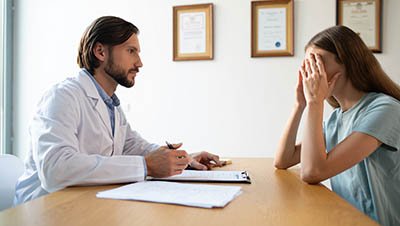 Врач общается с пациенткой